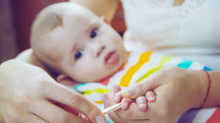fingernägel schneiden baby