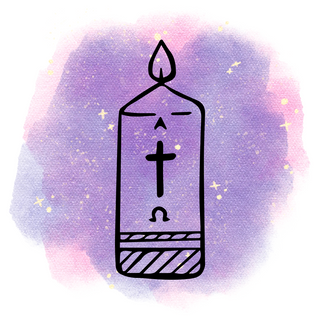 Kerze mit einem Kreuzmotiv auf lila-hintergrund, symbolisiert religiöse Zeremonie zur Taufe.