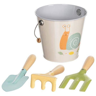 Goki Kinder-Gartenset: Blecheimer mit Schneckenmotiv, Schaufel, Harke und Gabel mit Holzgriffen. Ideal für kleine Gärtner.