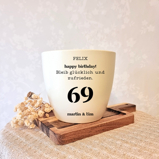 Gravierter Blumentopf "Felix happy birthday! 69" von Natur Macher. Geburtstagsgeschenk zum 69. Geburtstag.
