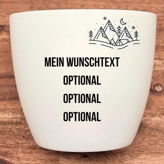 Weißer Blumentopf mit individualisierbarer Gravur (Berge, Bäume, Zelt) und Wunschtext. Personalisierbares Geschenk von Nat...