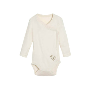 Cremefarbener Bio-Baumwoll-Wickelbody von Living Crafts mit Vogelmotiv für Babys. Langarm und Druckknöpfe.