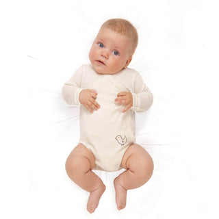 Baby trägt bequemen cremefarbenen Bio-Baumwoll-Wickelbody mit Vogelmotiv von Living Crafts.
