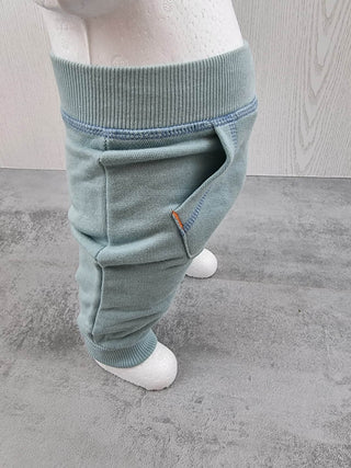 Hellblaue Bio-Baumwoll-Krabbelhose Froggy von Living Crafts an Schaufensterpuppe.