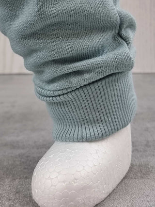 Hellblauer Beinabschluss der gemütlichen Bio-Baumwoll-Krabbelhose Froggy von Living Crafts.