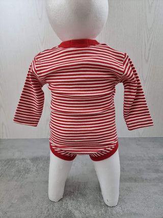 Living Crafts Bio-Baumwoll-Wickelbody, rot-weiß gestreift, Langarm, auf Schaufensterpuppe von hinten gezeigt.