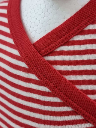 Living Crafts Wickelbody, rot-weiß gestreift, Bio-Baumwolle, Detailansicht Wickelausschnitt.