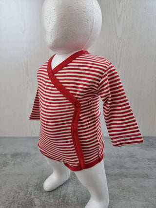 Living Crafts Bio-Baumwolle Baby-Wickelbody, rot-weiß gestreift, Langarm, auf Schaufensterpuppe.