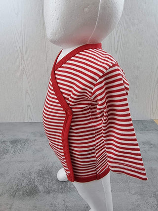 Living Crafts Bio-Baumwolle Wickelbody, rot-weiß gestreift, an Schaufensterpuppe.