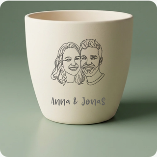 Blumentopf mit gravierter One-Line-Art eines Paares und dem Schriftzug Anna & Jonas