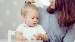 baby mit mama und kamm