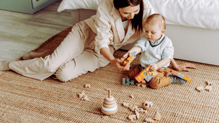 baby mit holzspielzeug