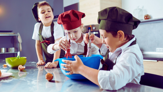 Holz-Kinderküche: Nachhaltiges Spielzeug für kreative Köpfe