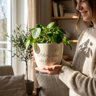 Personalisierter Blumentopf mit Gravur — Dankeschön Geschenk Haushälterin — im Wohnambiente