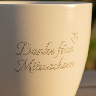 Blumentopf mit Lasergravur 'Danke fürs Mitwachsen' — Geschenk für Auszubildende — nahaufnahme