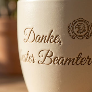 Personalisierter Blumentopf mit Gravur — Geschenk Beamter Abschied & Dank — Detailaufnahme