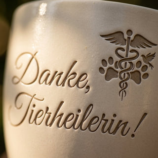Personalisierter Blumentopf mit Gravur — Geschenk Tierheilpraktikerin Danke — Detailaufnahme