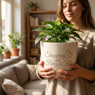 Personalisierter Blumentopf mit Gravur — Geschenk für Einkäuferin — im Wohnambiente