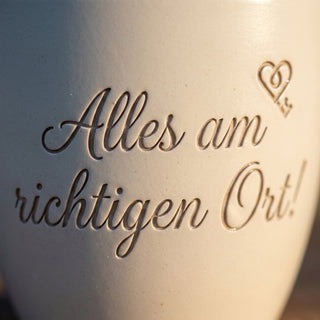 Personalisierter Blumentopf mit Gravur — Geschenk Fachkraft Lagerlogistik — Detailaufnahme
