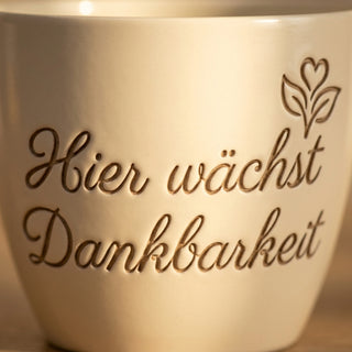 Blumentopf mit Gravur — Geschenk Wellness-Therapeutin 'Hier wächst Dankbarkeit' — Detailaufnahme