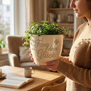 Personalisierter Blumentopf mit Gravur — Geschenk für Fischerin — im Wohnambiente