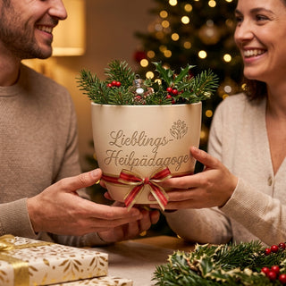 Personalisierter Blumentopf mit Gravur — Geschenk Heilpädagoge — als persoenliche Geschenk-Uebergabe