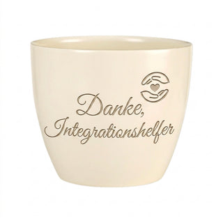 Personalisierter Blumentopf mit Gravur — Geschenk Integrationshelfer Danke — Detailansicht der Lasergravur