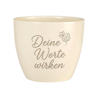 Personalisierter Blumentopf mit Gravur — Geschenk für Podcaster — Detailansicht der Lasergravur