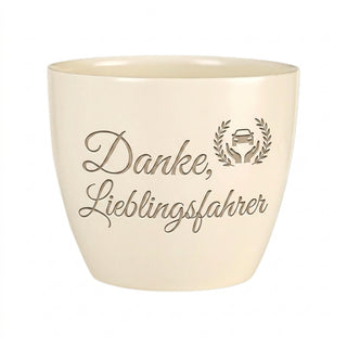 Personalisierter Blumentopf mit Gravur — Geschenk für Berufskraftfahrer — Detailansicht der Lasergravur