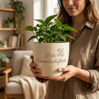 Personalisierter Blumentopf mit Gravur — Geschenk Hauswirtschafterin — im Wohnambiente