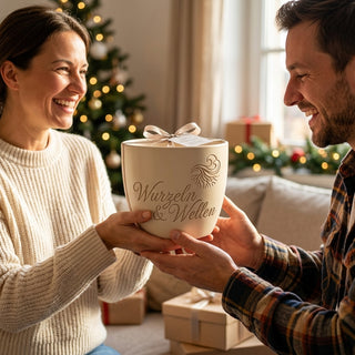 Personalisierter Blumentopf mit Gravur „Wurzeln & Wellen“ — Geschenk Surferin — als persoenliche Geschenk-Uebergabe