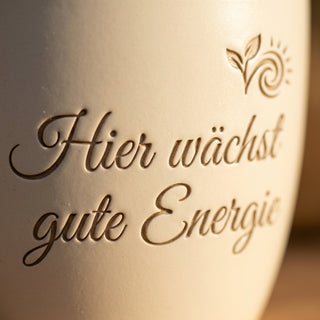 Geschenk für Heilpraktikerin – Blumentopf mit persönlicher Gravur — Detailaufnahme