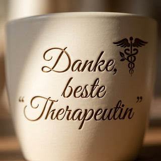 Personalisierter Blumentopf mit Gravur — Danke Geschenk Wellness Therapeutin — Detailaufnahme