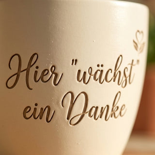 Personalisierter Blumentopf mit Gravur — Danke Geschenk Verkäuferin Abschied — Detailaufnahme