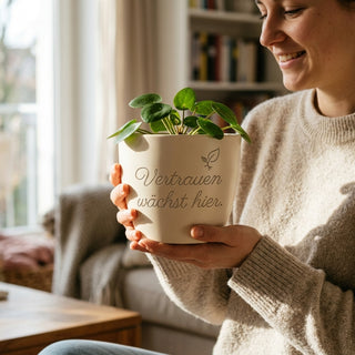 Personalisierter Blumentopf mit Gravur — Geschenk Kundenberaterin Vertrauen — im Wohnambiente