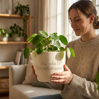 Personalisierter Blumentopf mit Gravur — Geschenk Raumausstatter & Einrichter — im Wohnambiente