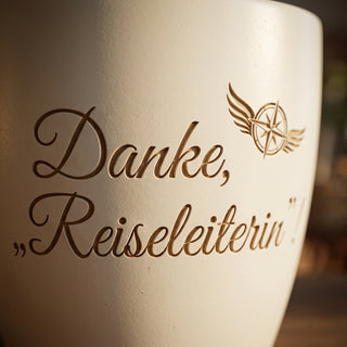 Personalisierter Blumentopf mit Gravur — Dankeschön Geschenk Reiseleiterin — Detailaufnahme