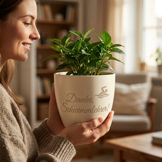 Personalisierter Blumentopf mit Gravur — Geschenk für Schwimmlehrer zum Dank — im Wohnambiente