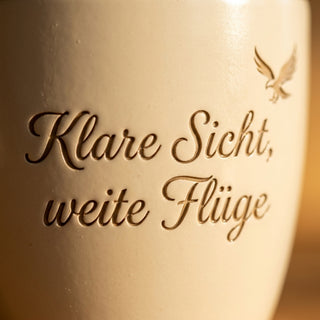 Blumentopf mit Gravur 'Klare Sicht, weite Flüge' — Geschenk Stewardess Abschied — Detailaufnahme