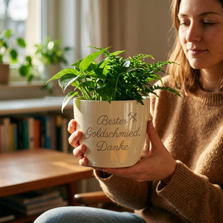 Personalisierter Blumentopf mit Gravur — Danke Geschenk für Goldschmied — im Wohnambiente