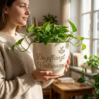 Personalisierter Blumentopf mit Gravur — Geschenk Familientherapeutin — im Wohnambiente