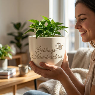 Personalisierter Blumentopf mit Gravur — Geschenk Steuerberaterin Dank — im Wohnambiente