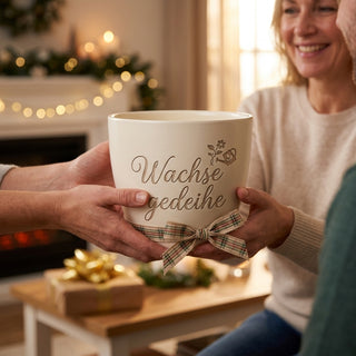 Personalisierter Blumentopf mit Gravur — Geschenk Forstwirt Abschied — als persoenliche Geschenk-Uebergabe