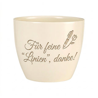 Personalisierter Blumentopf — Geschenk Permanent Make Up Artistin — Detailansicht der Lasergravur