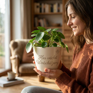 Personalisierter Blumentopf mit Gravur — Geschenk Geschäftsführerin — im Wohnambiente
