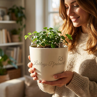 Persönlicher Blumentopf mit Gravur für den Lieblings-Pferdewirt — im Wohnambiente