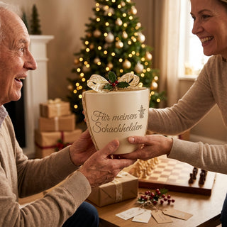 Personalisierter Blumentopf — Geschenk Schachspieler 'Für meinen Schachhelden' — als persoenliche Geschenk-Uebergabe