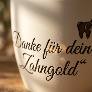 Personalisierter Blumentopf mit Gravur — Danke-Geschenk Zahntechniker — Detailaufnahme