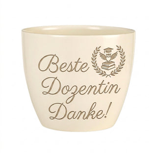Personalisierter Blumentopf mit Gravur — Geschenk Dozentin Abschied Dankeschön — Detailansicht der Lasergravur