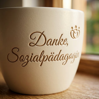 Personalisierter Blumentopf mit Gravur — Danke-Geschenk für Sozialpädagogin — Detailaufnahme